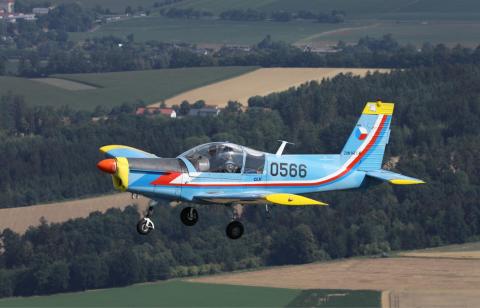 Zlín Z-142